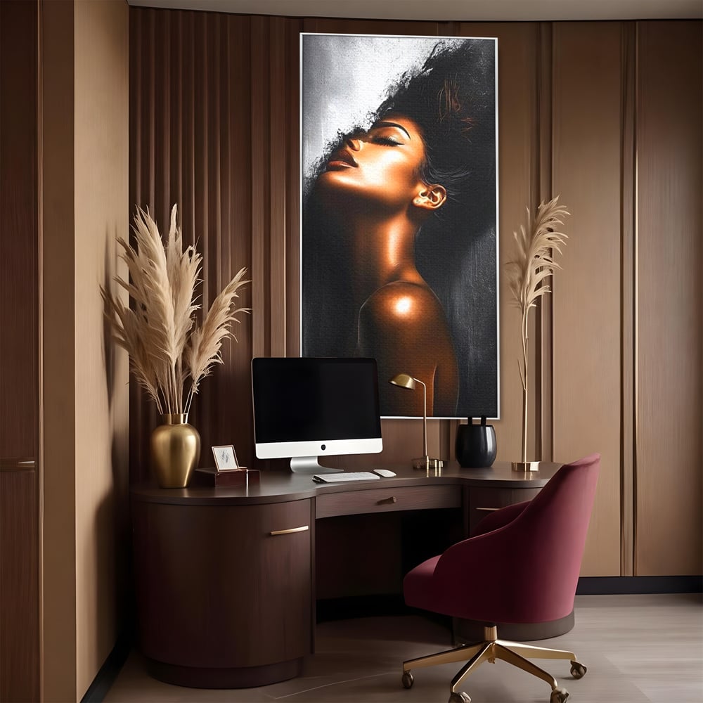 Tablou canvas cu tablou canvas cu portretul unei femei, in rama de aluminiu argintiu, pe perete intr-un birou